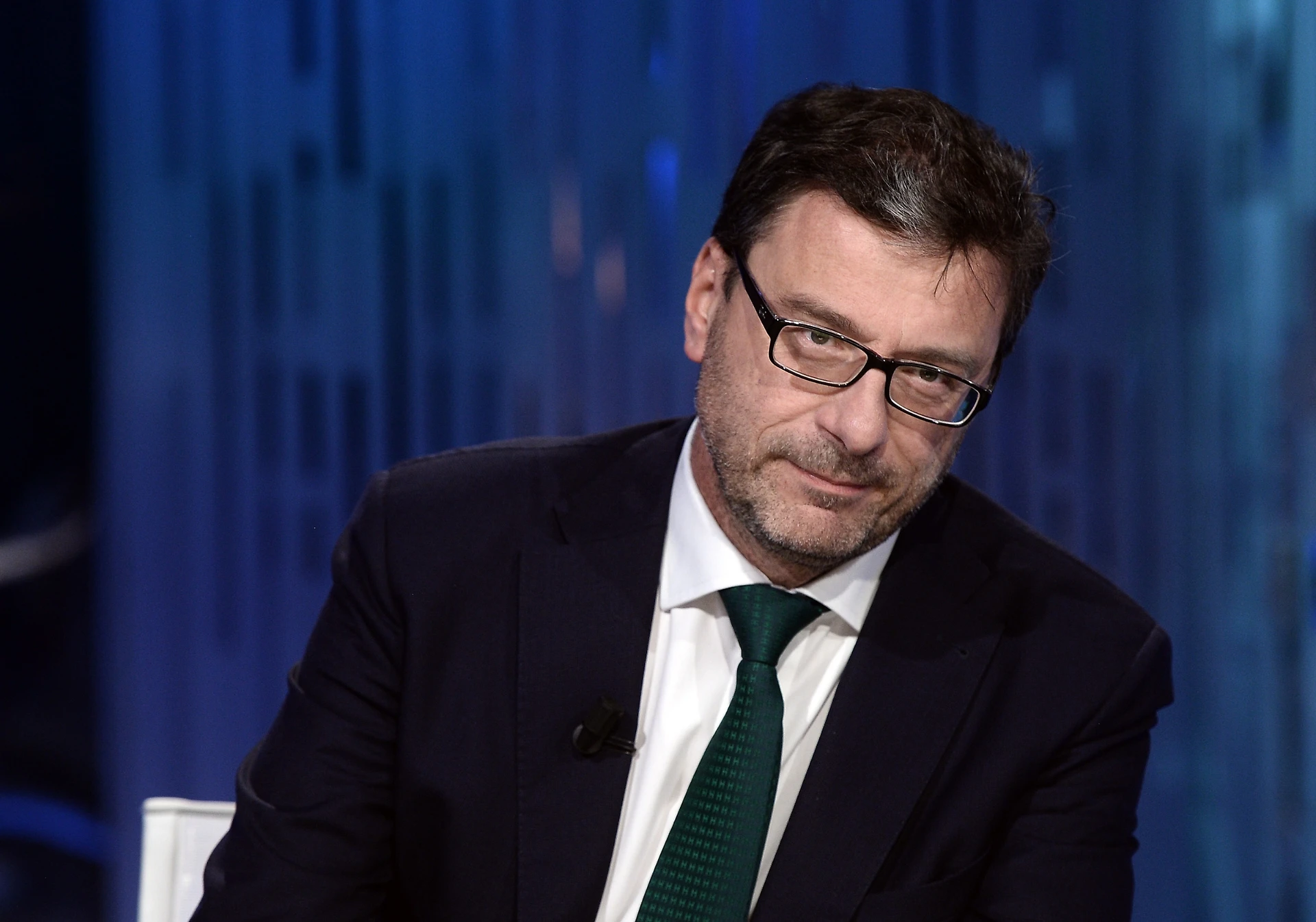 Giancarlo Giorgetti, il retroscena clamoroso: "Ha regalato una foto a Conte, Di Maio e Salvini". Di chi è