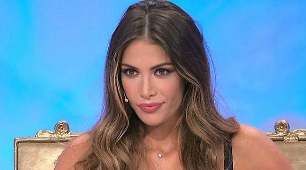 Uomini e Donne, rissa tra Mara Fasone e la tronista. Volano stracci: "Sai solo abbaiare, che schifezza..."