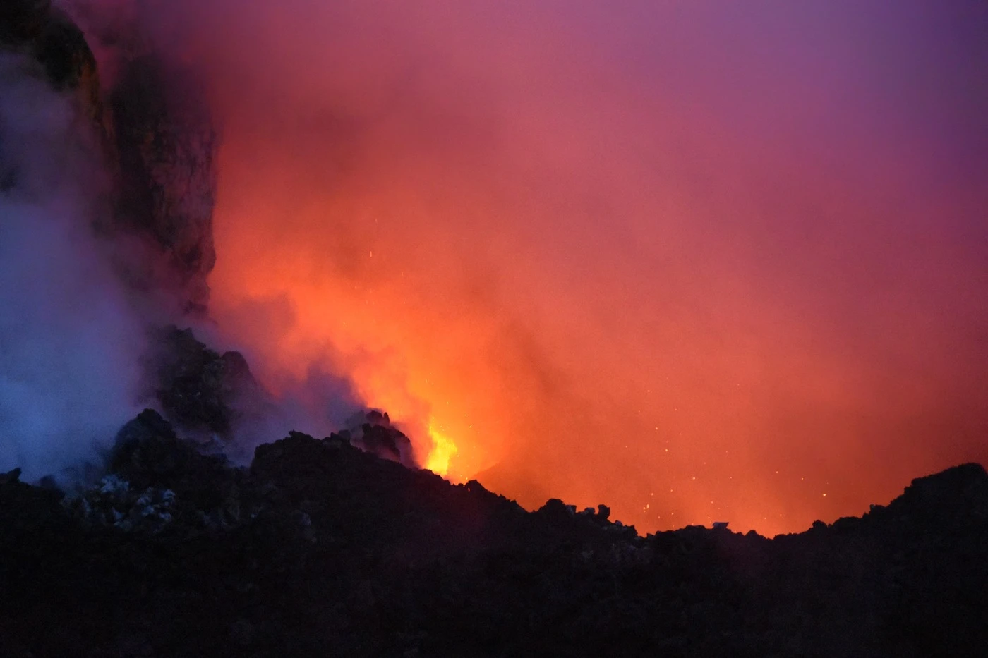 Etna, eruzione alla Vigilia di Natale: lo sciame sismico, chiuso lo spazio aereo