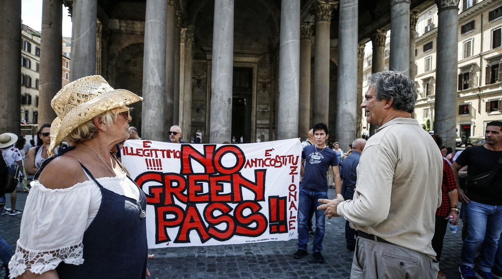Green pass, accordo in Cdm tra Draghi e Salvini: "Come cambia l'obbligo", chi deve mostrarlo sempre