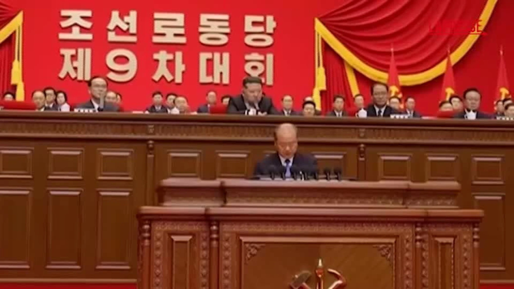 Corea del Nord, la rielezione farsa di Kim Jong-un: "Perché te lo sei meritato"