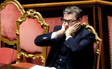 Manovra, Giorgetti la tassa sui pacchi: "Stavano uccidendo i negozi". Cosa cambia nel testo