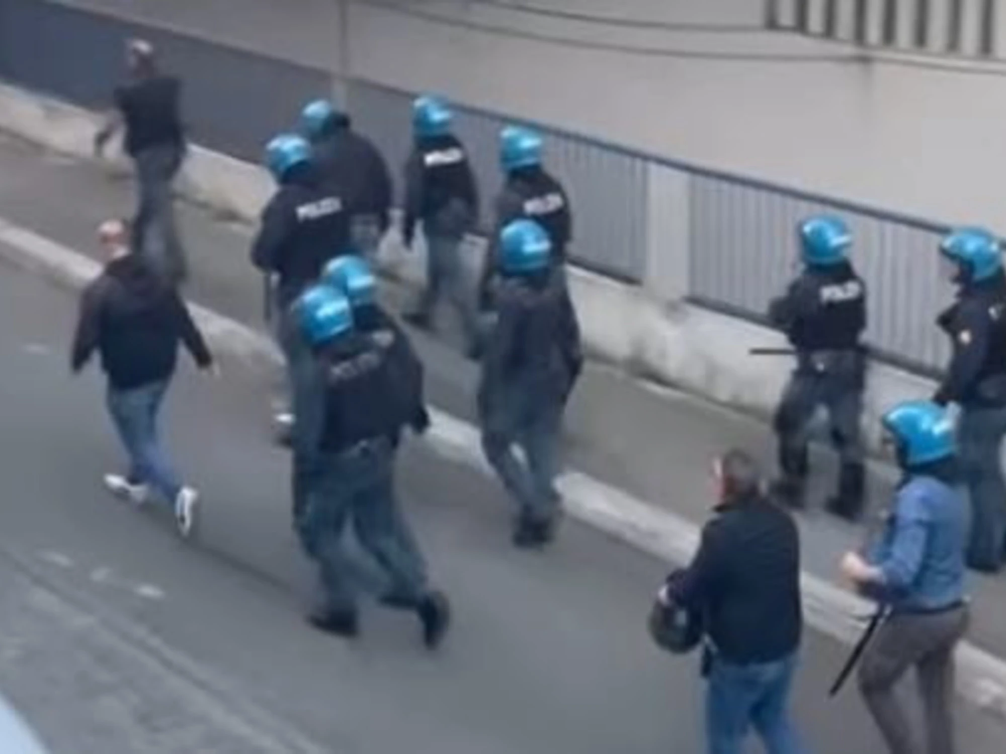 Roma, sgombero del centro sociale Laurentino 38: antagonisti asserragliati sul tetto