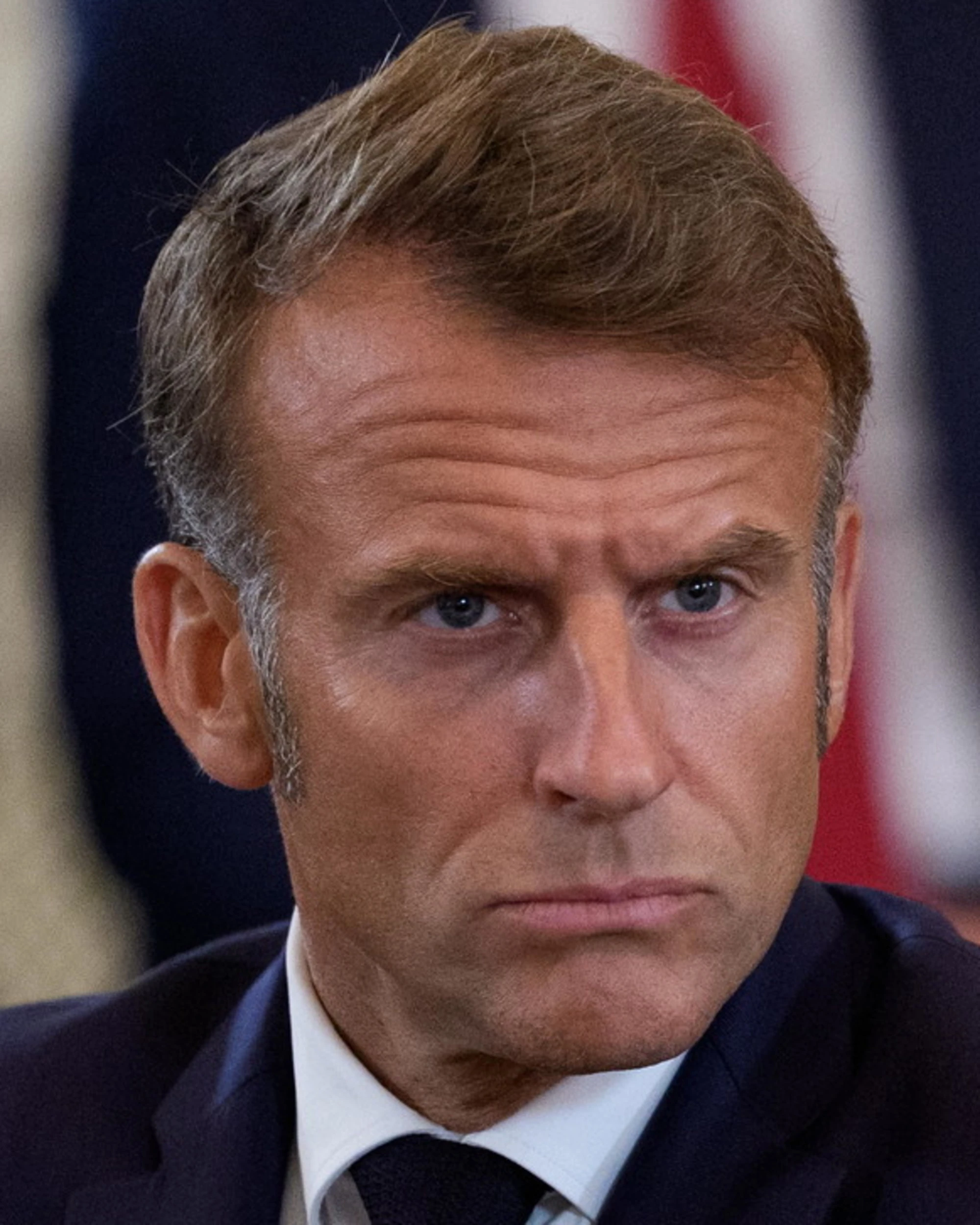Emmanuel Macron, così il governo centrista rischia di cadere