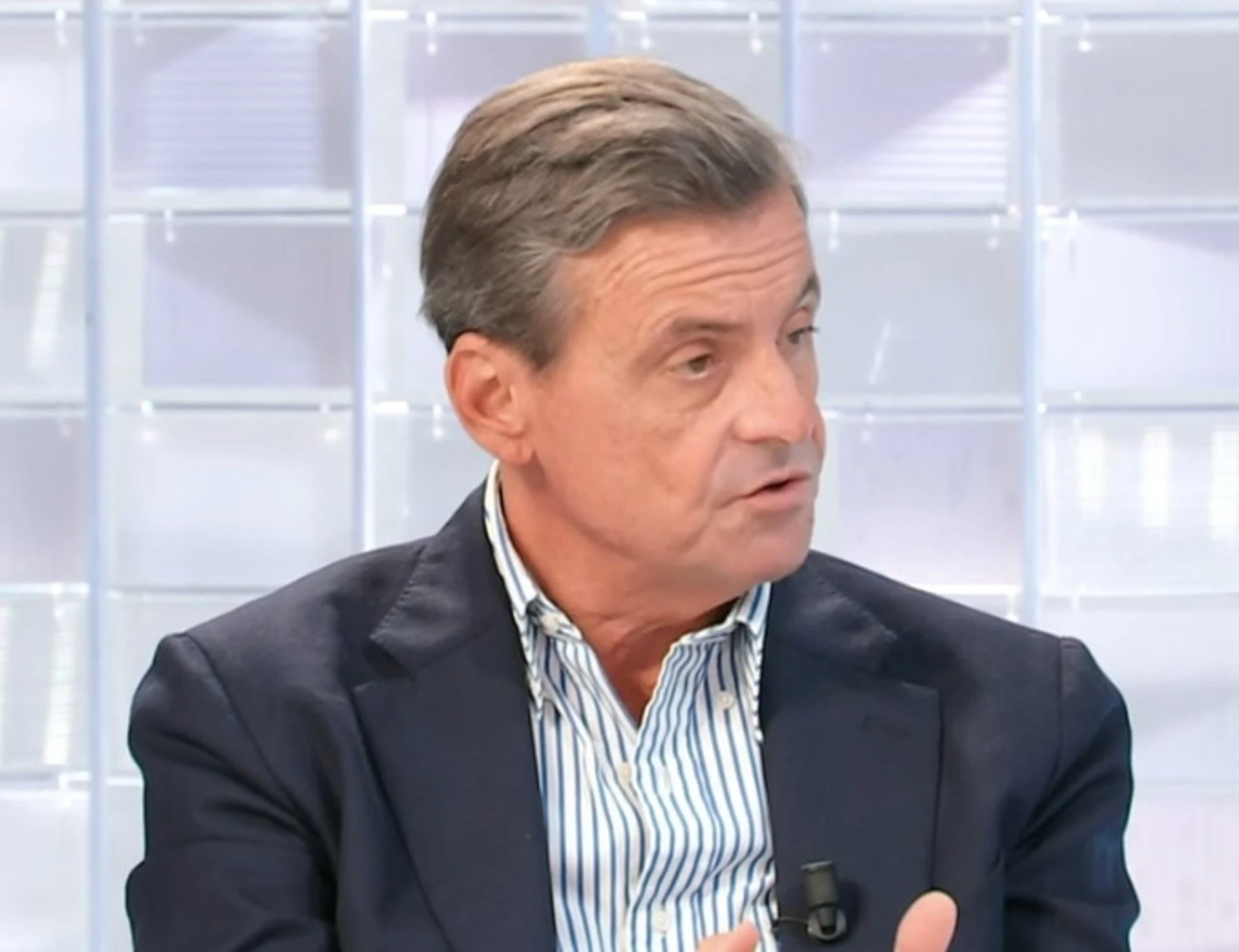 L'aria che tira, Carlo Calenda umilia Schlein: "Chi è il vero capo"