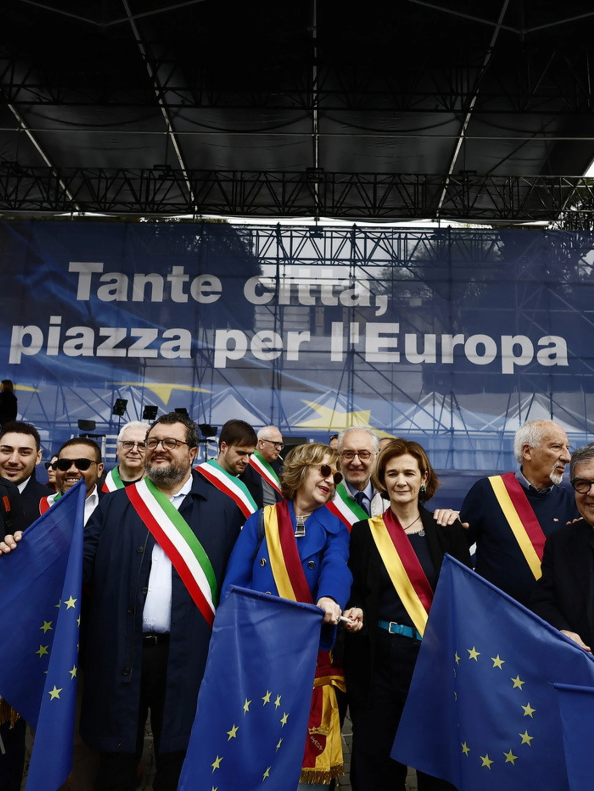 Picierno-Boldrini, gelo in piazza a Roma: ecco cosa è successo sotto al palco