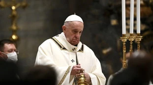 Papa Francesco operato per &quot;stenosi diverticolare sintomatica del colon&quot;: &quot;Il vero rischio è l&apos;anestesia&quot;
