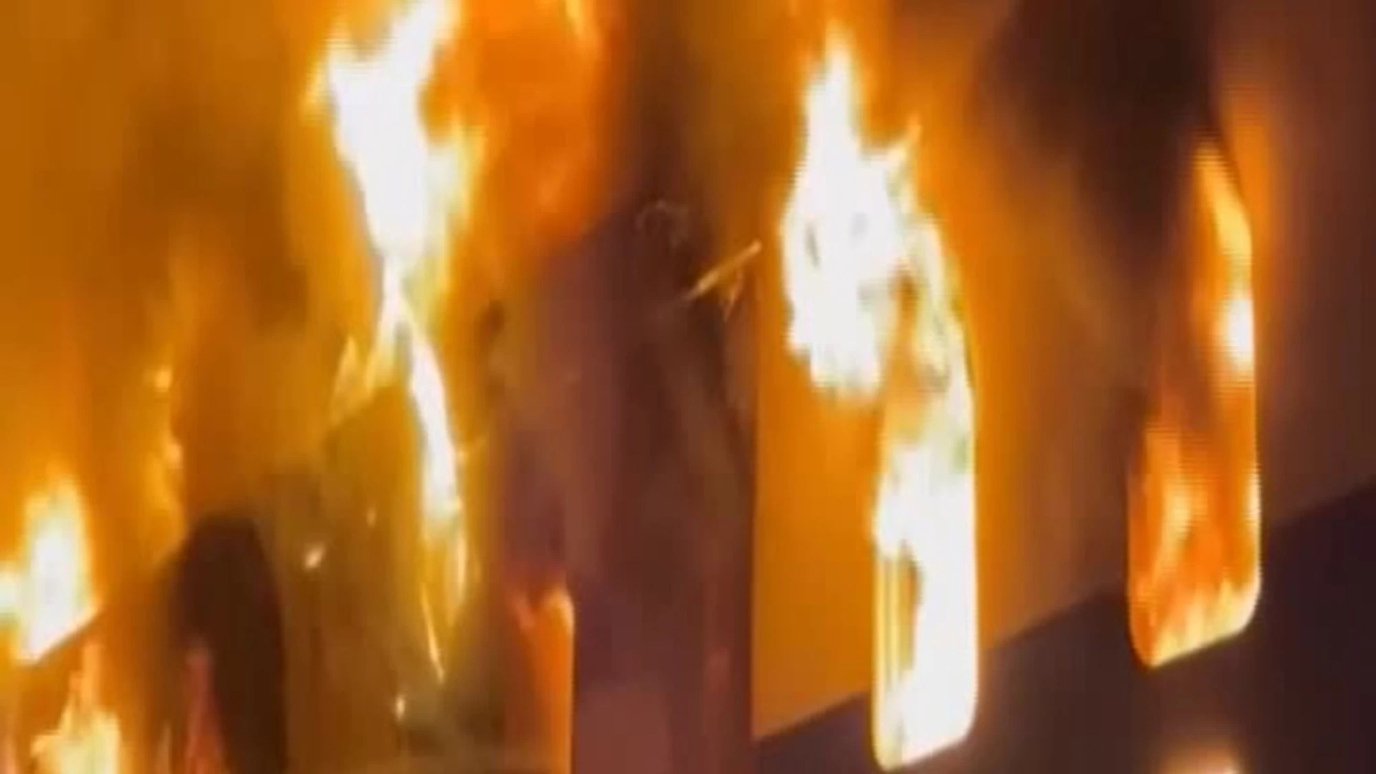 Ucraina, attacco russo a Odessa: nave turca in fiamme nel porto di Chornomorsk