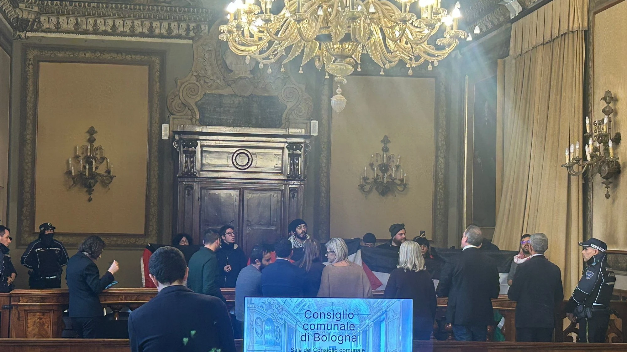 Bologna, Scarano di FdI denuncia: "Manipolo pro-Pal, gravissima interruzione dei lavori in Consiglio"