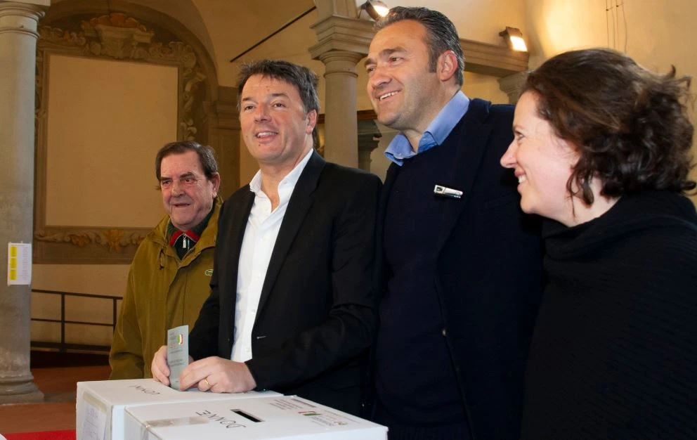 Primarie del Pd, Matteo Renzi ai seggi, la legnata ai dem: "Spero che non trattino il vincitore come me"