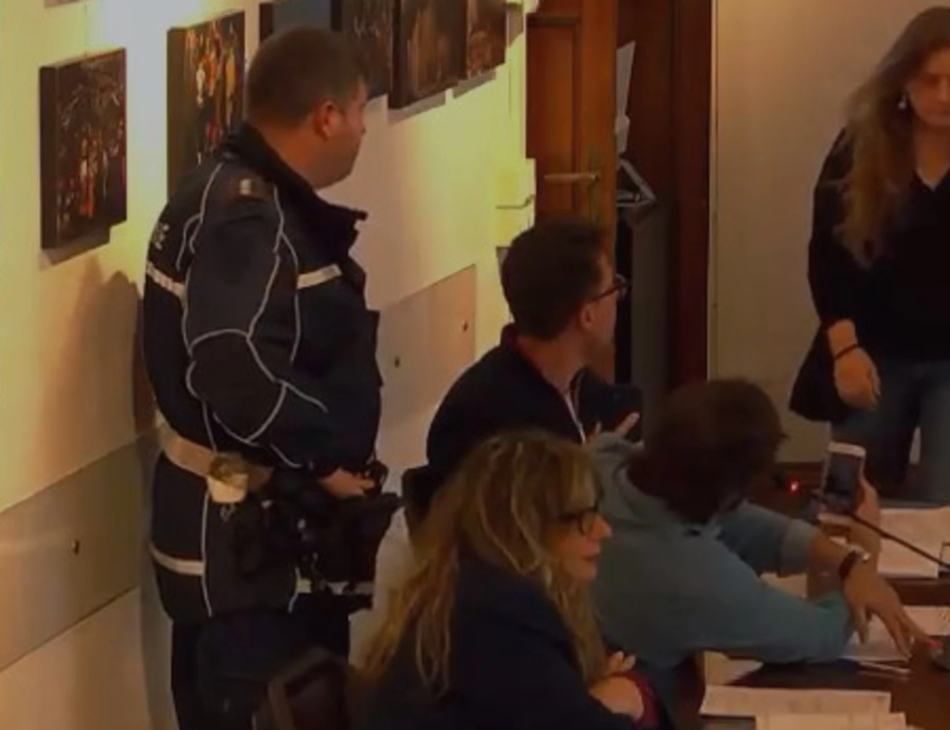 Impruneta, Pd sotto accusa: consigliere dell'opposizione fatto portare fuori dall'aula a forza