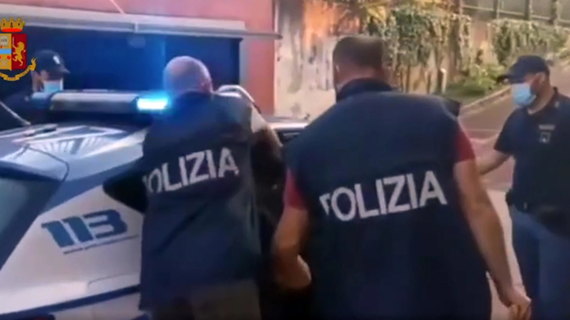Milano, chiamano per una sparatoria ma c'è una festa: agenti aggrediti da 30 persone e 4 cani