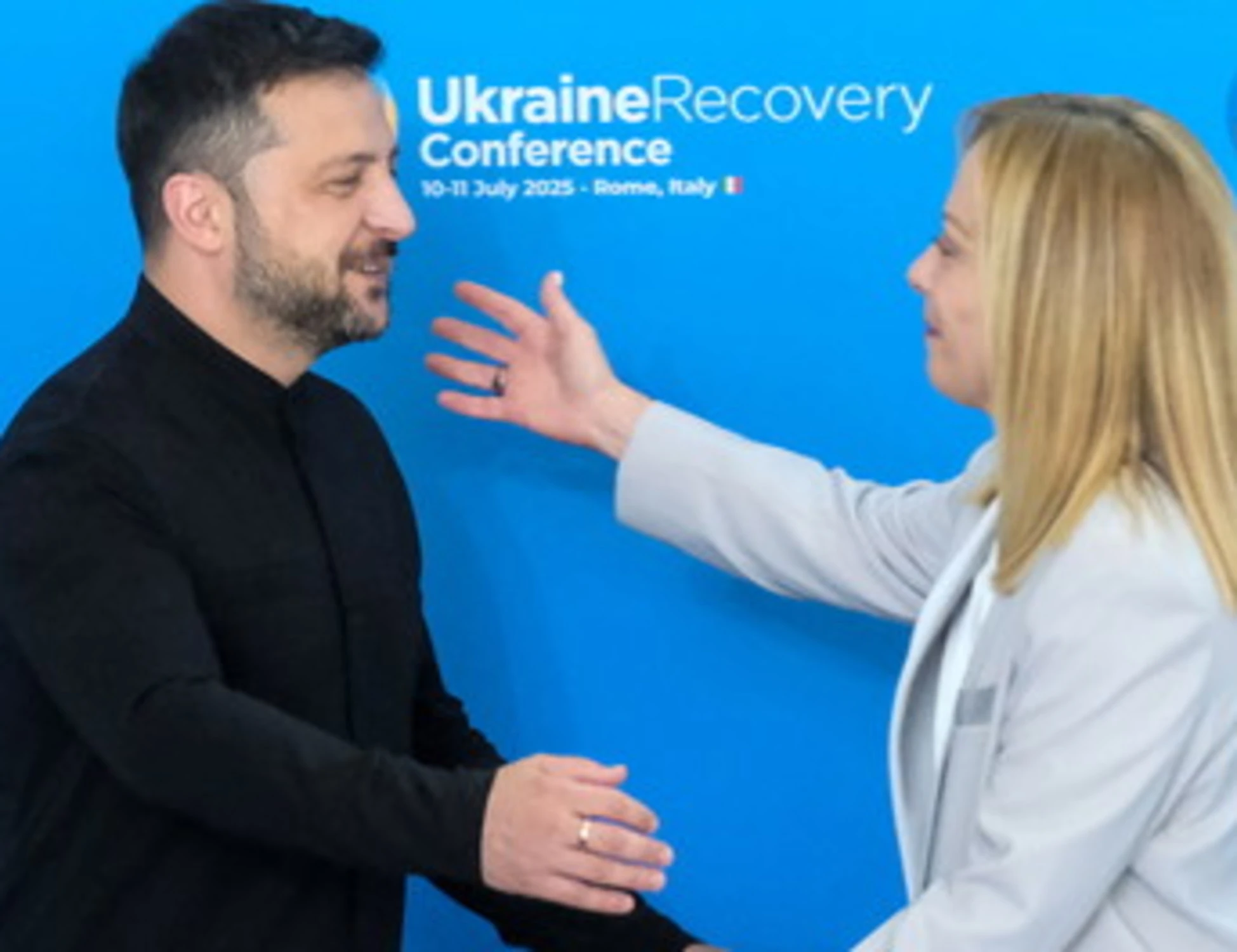 Meloni inchioda la Russia: "Contro Kiev buio, fame e paura". E Mattarella: "L'Ucraina non è sola"