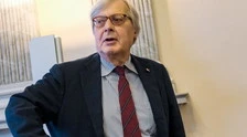 Vittorio Sgarbi, com'è conciato in piazza ad Arpino