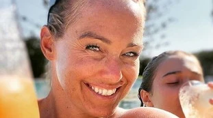 Sonia Bruganelli, la foto sul coronavirus che fa infuriare tutti: "Ma non ti vergogni?", coperta di insulti