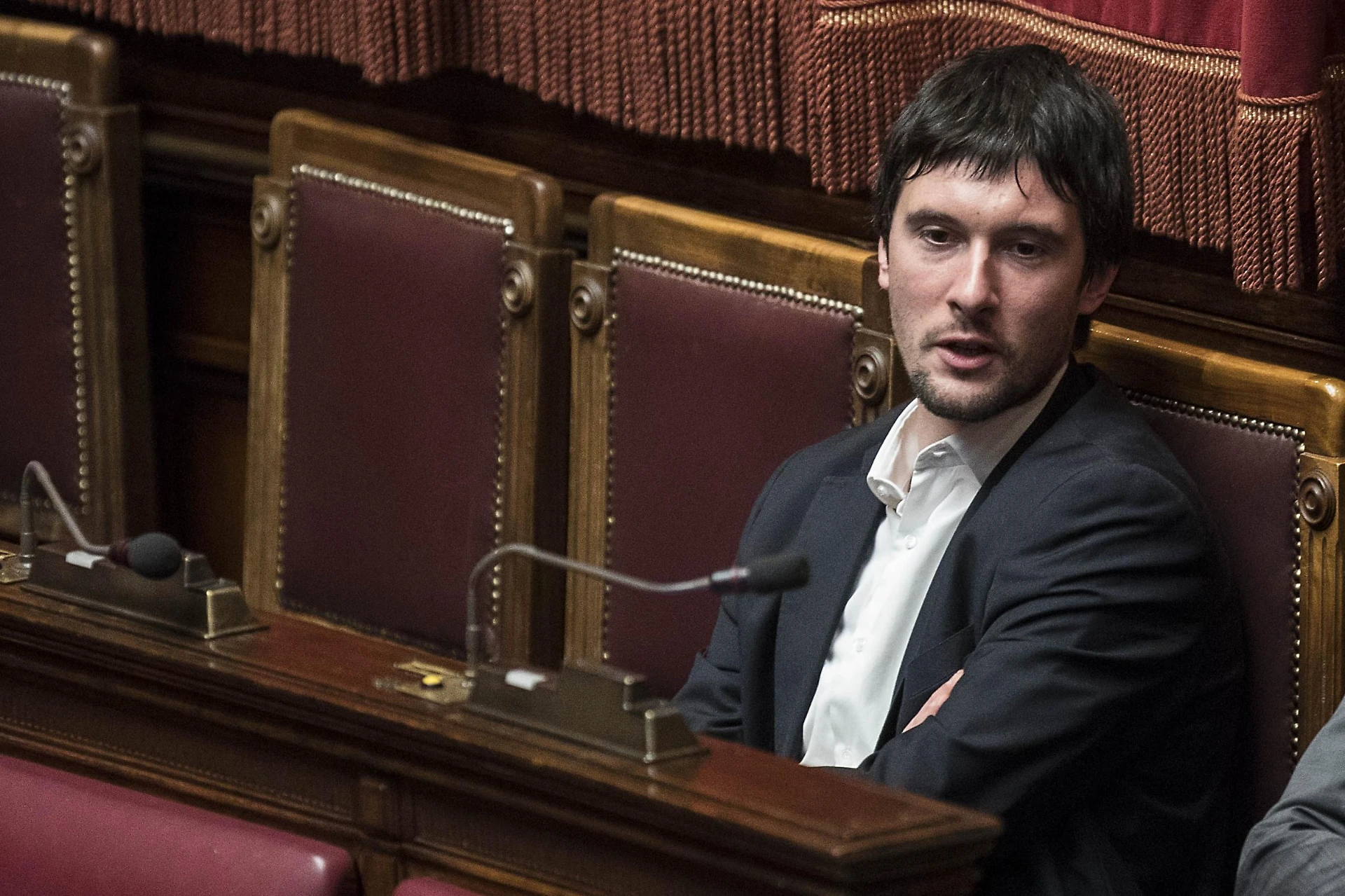 M5s, Luigi Di Maio umiliato da Andrea Cecconi: "Dimissioni? Contratto carta igienica, andrò nel Misto"