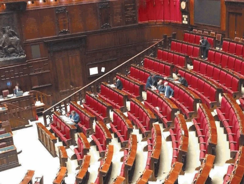 Parlamento, l'ultimo sfregio dei politici con i soldi degli italiani: in quanti vanno a lavorare