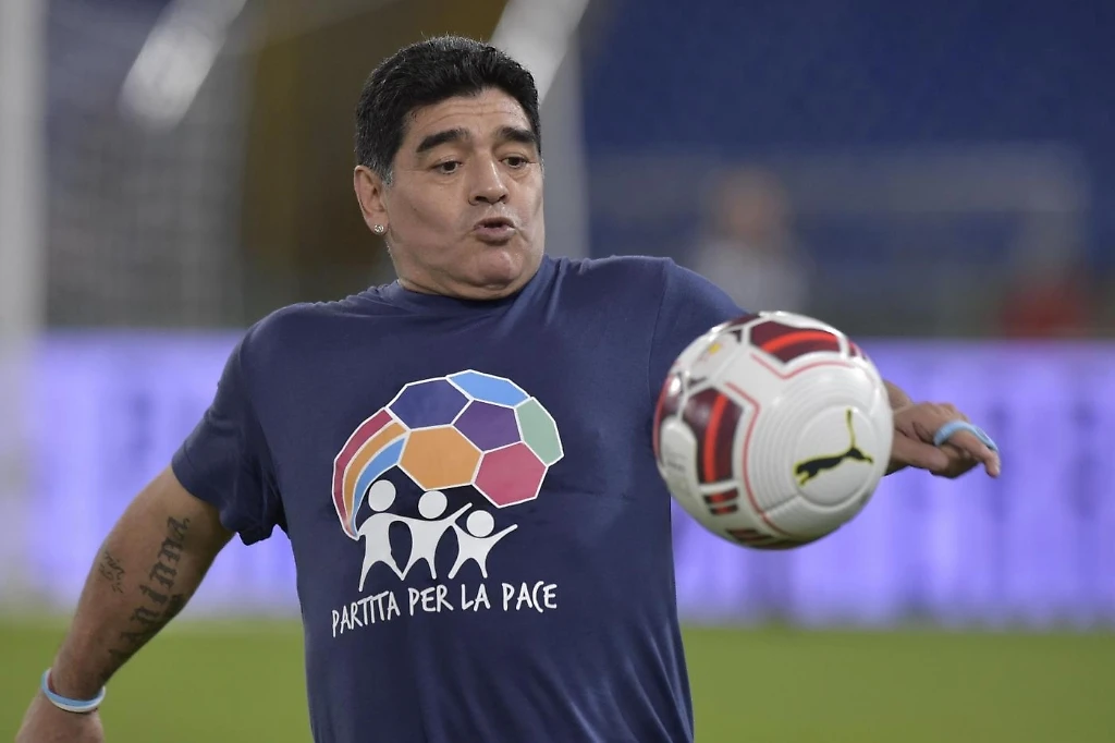 Diego Armando Maradona a Roma: abbuffata al ristorante, poi canta "Perdere l'amore"