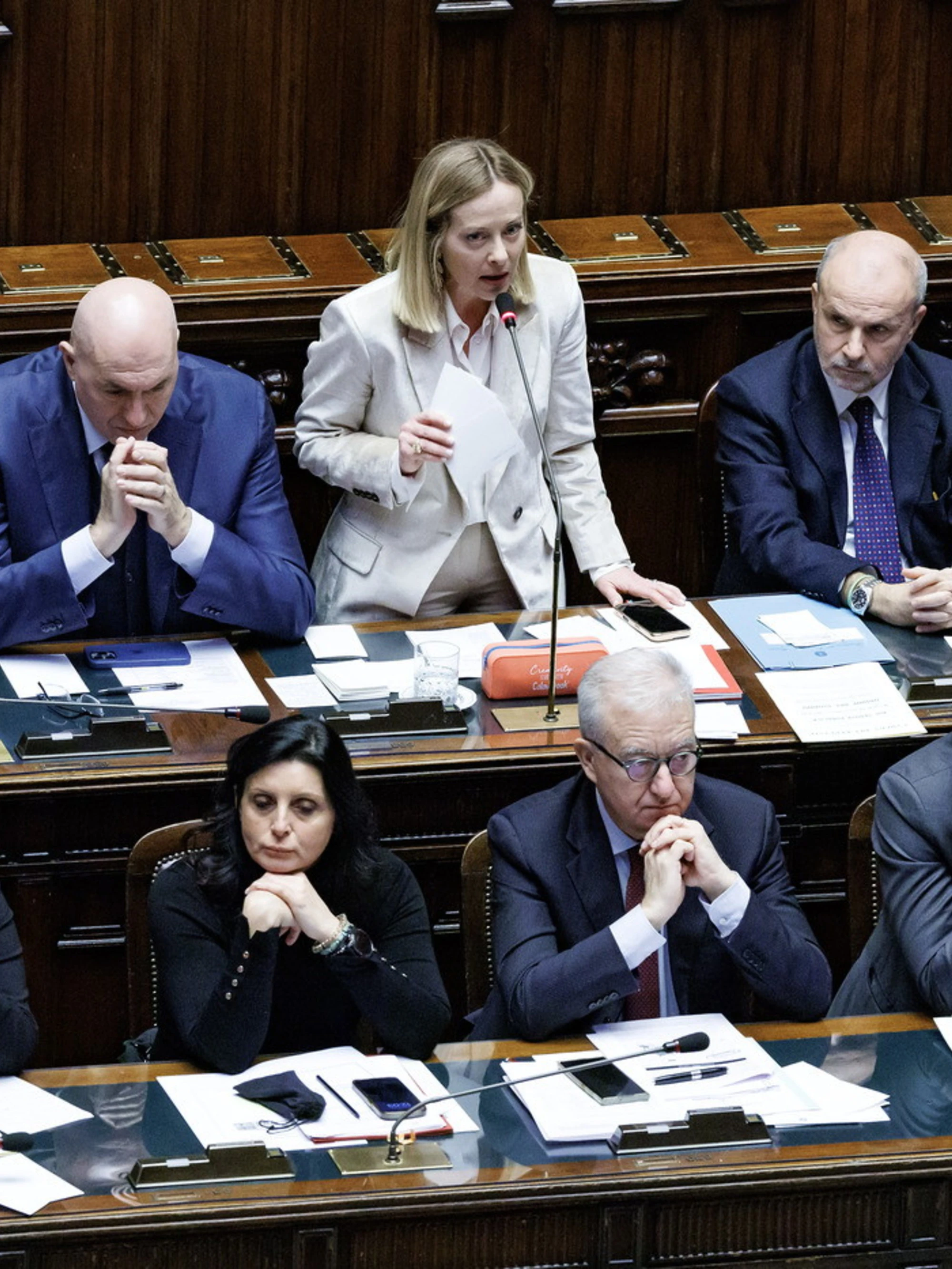 Meloni alla Camera, "lotta nel fango, io sto con l'Italia": come spiana Pd e M5s