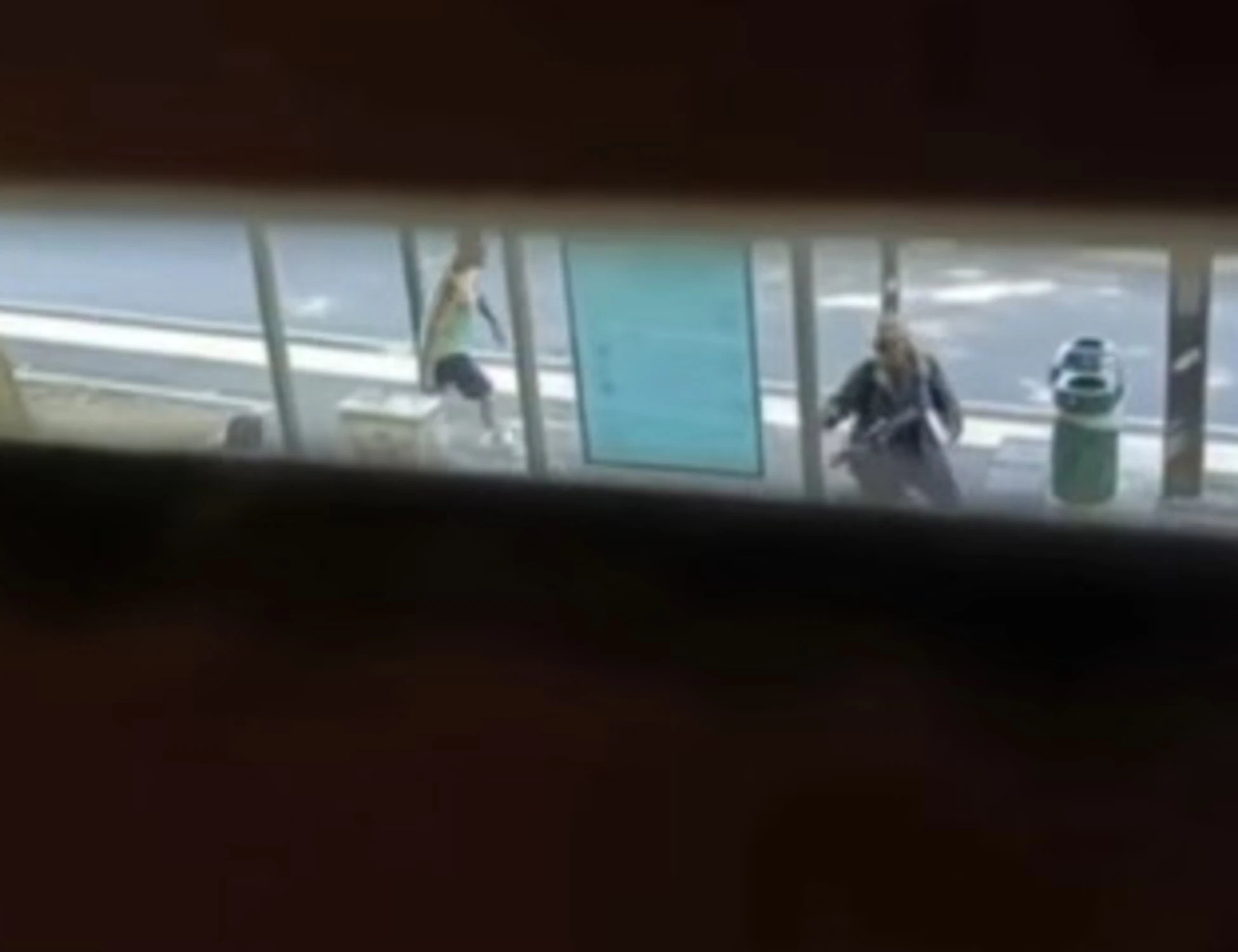 Torino, l'immigrato col martello scatena il panico alla fermata del bus