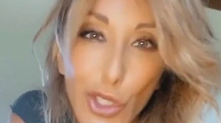 Sabrina Salerno, camicia blu scollatissima e mossa sbagliata: si china in avanti ed è fuori tutto, disastro sexy