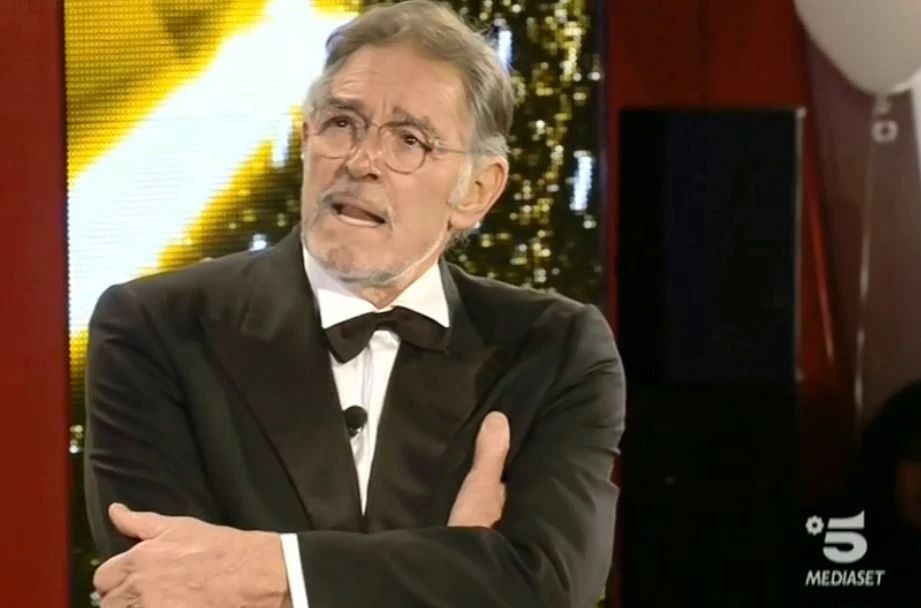 Grande Fratello Vip, Signorini imbarazza Fulvio Testi: "Tra le tue fidanzate anche lei", reagisce così