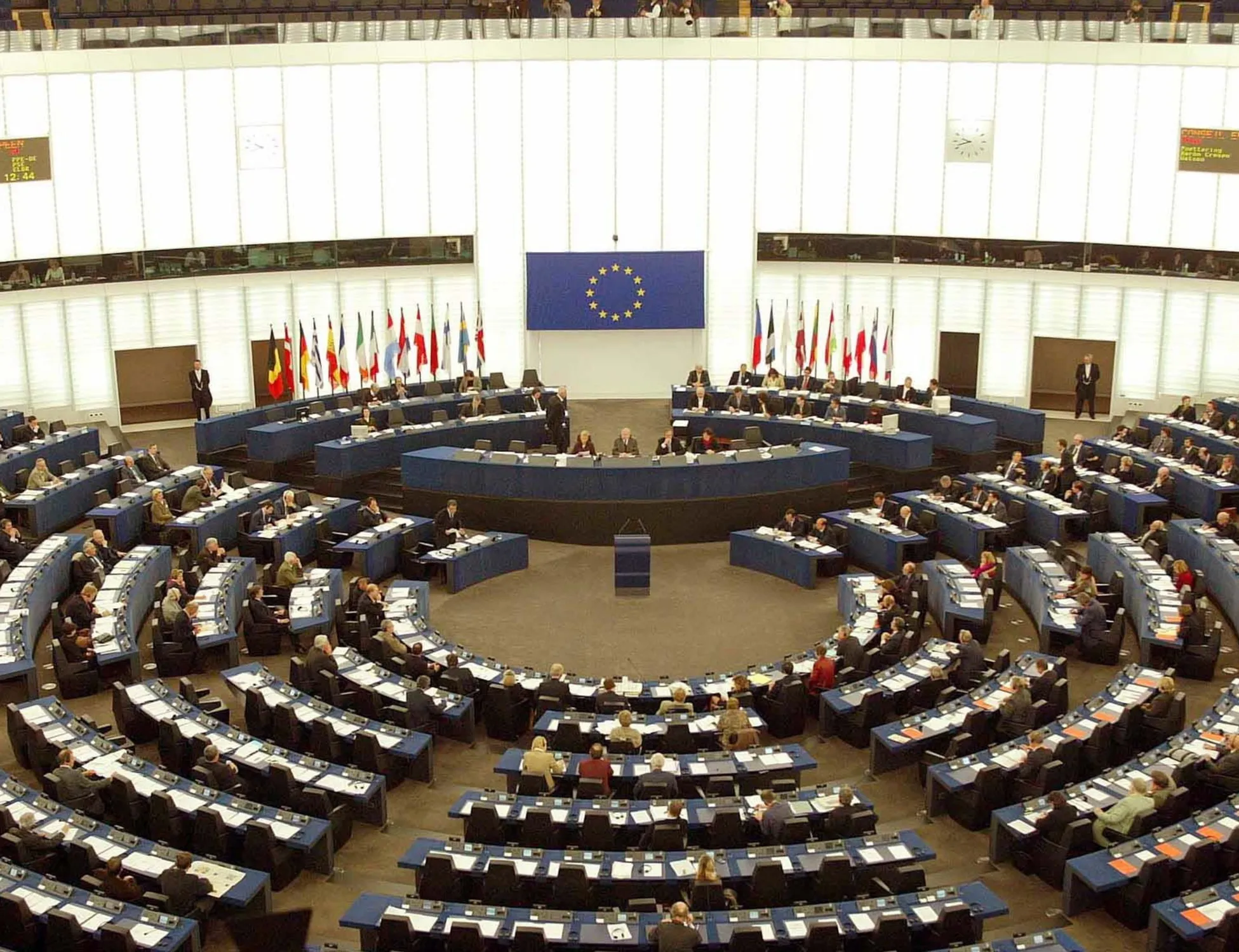 Leggi l'articolo: Ue, blitz per controllare l'Italia: la destra sventa tutto