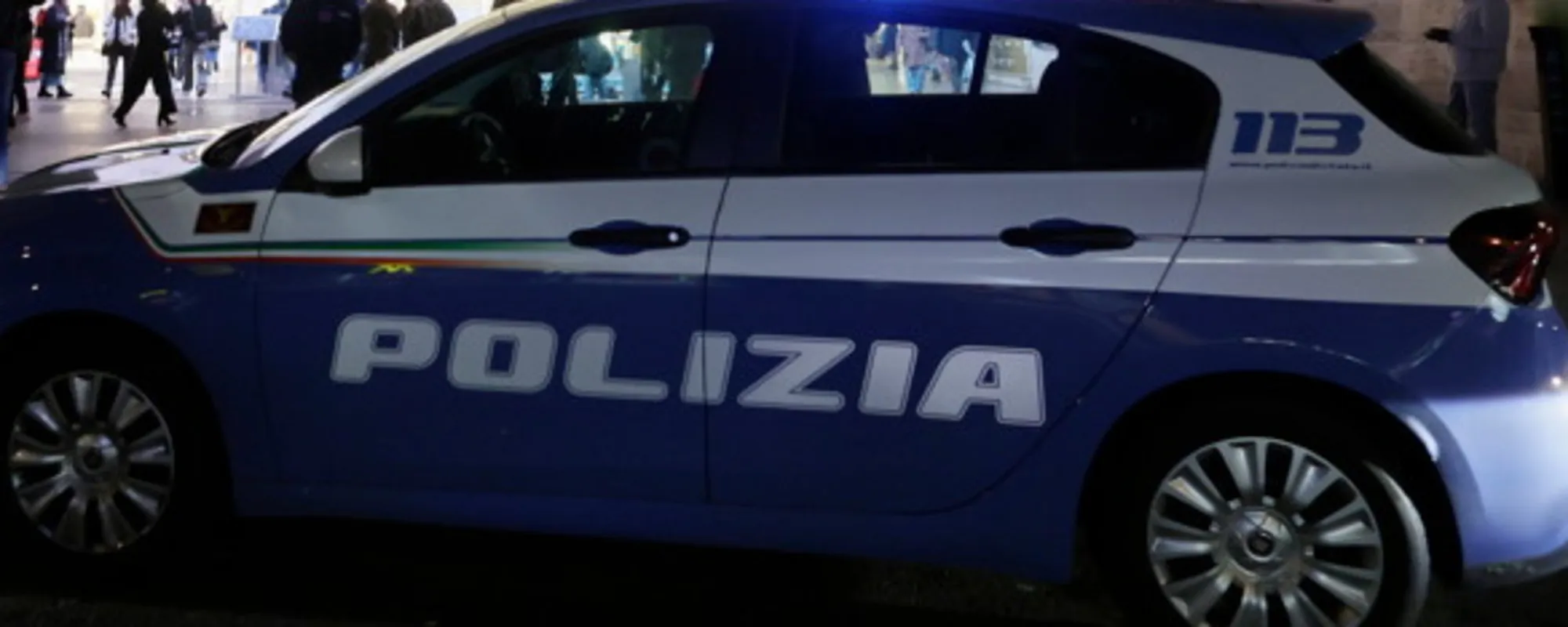 Pietre, sedie e spranghe: assalto dei residenti contro la Polizia