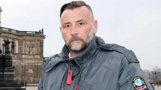 Si traveste da Hitler. Fondatore del movimento anti-islam si dimette: "Scherzavo"
