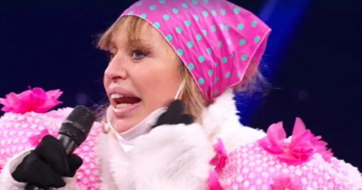 Il Cantante Mascherato, il video molto spinto di Alessandra Mussolini: dietro le quinte, "vestita" così. Senza precedenti