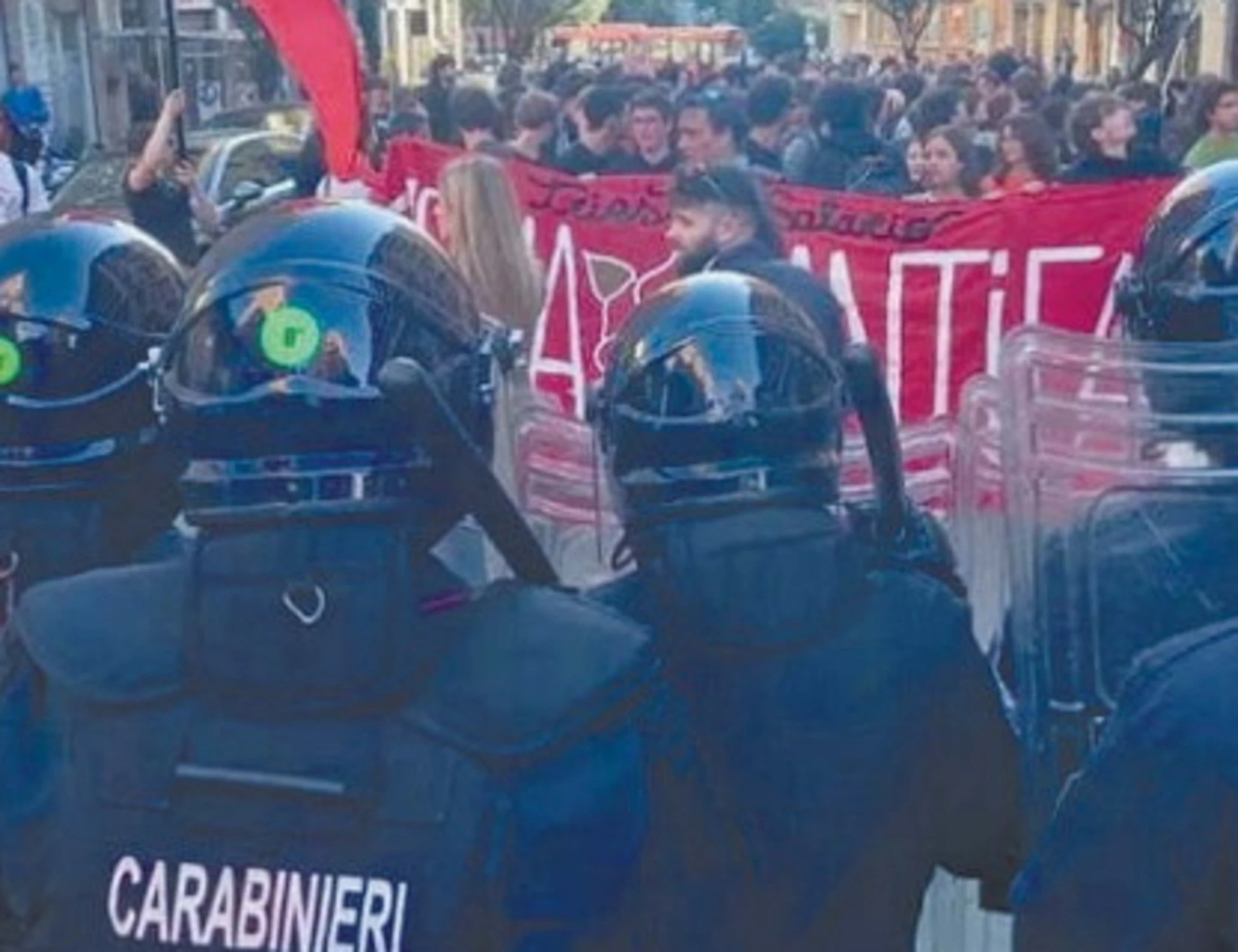 Roma, assalto dei centri sociali alla sede di FdI