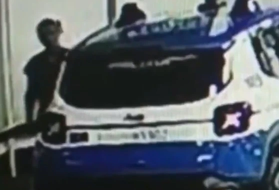 Giorgia Meloni, il video del tossico che posiziona un ago sulla macchina della polizia
