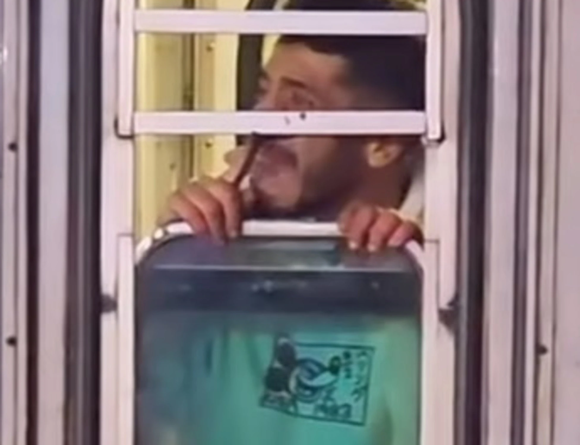 Milano, irrompe nella cabina di guida della metro: scoppia il caos