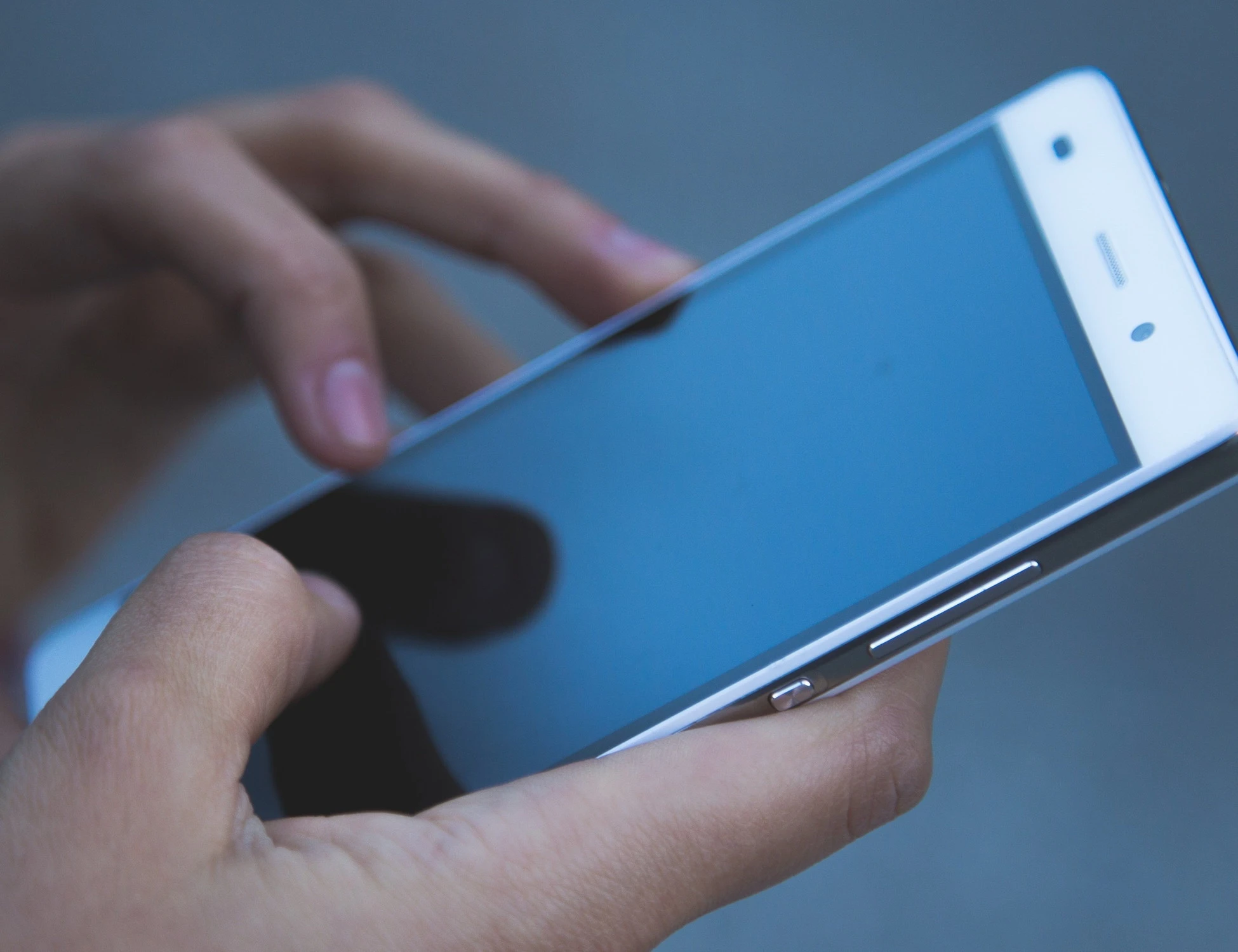 Smartphone clonato, conto corrente svuotato: la truffa perfetta