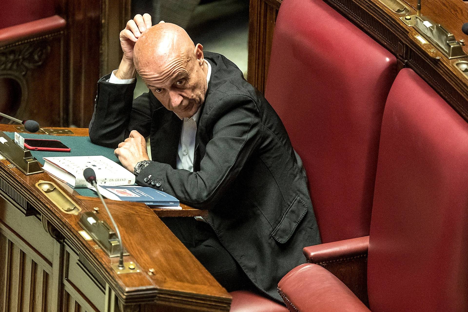 Matteo Renzi, l'ultima speranza per riprendersi il Pd: candida Marco Minniti