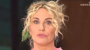 È sempre mezzogiorno, "è qua": incredibile gaffe di Antonella Clerici al primo secondo di diretta, imbarazzo su Rai 1