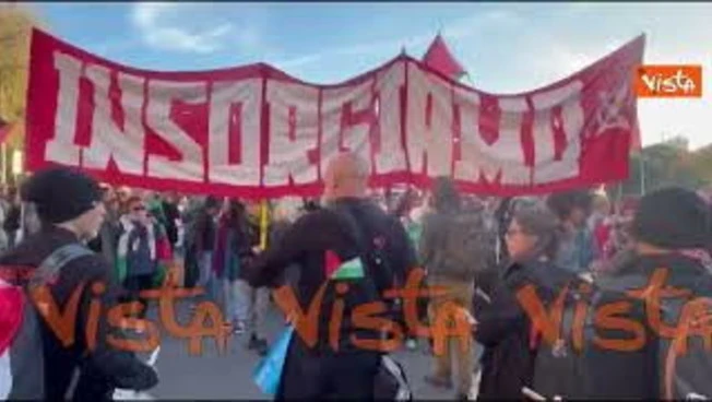 "Insorgiamo", lo striscione e la musica dei tamburi al corteo pro Palestina a Roma