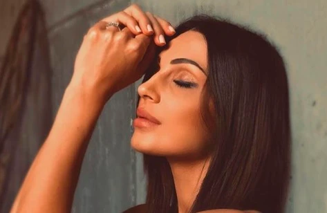 Anna Tatangelo e il reggiseno trasparente in primo piano: una foto da palpitazioni