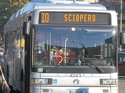 Sciopero dei trasporti pubblici Milano paralizzata, strade in tilt