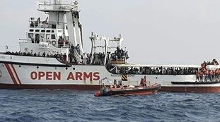 Immigrazione, Matteo Salvini contro Open Arms: "76 immigrati in mare per protesta, così le Ong ricattano l'Italia"