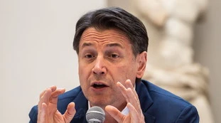Giuseppe Conte rinuncia al M5s e si fa il suo partito? Dopo lo schiaffo di Grillo (tornato da Casaleggio), lo scenario più probabile