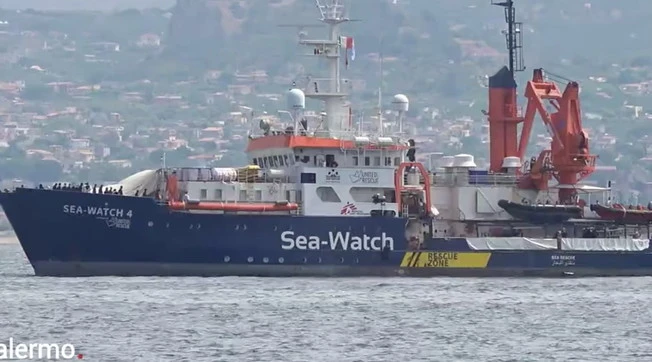 Immigrazione, Matteo Salvini sulla Sea Watch: "Dalla nave di Carola altri 350 turisti per sempre. Denuncio il governo"