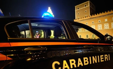 Alessandria, lanciano un piccone contro l'auto dei carabinieri: ribaltata