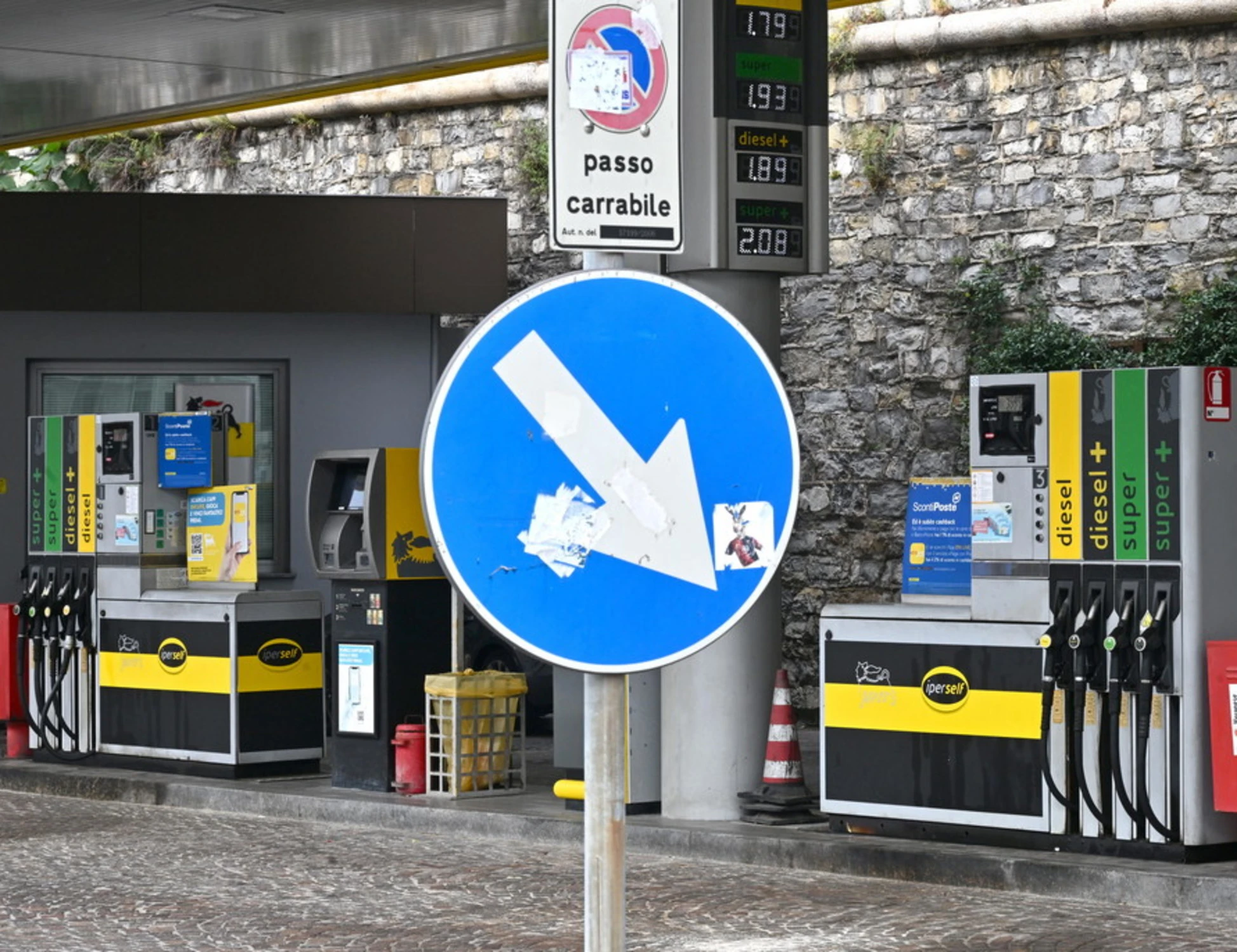 Reggio Emilia, aggredisce con il cacciavite una donna e investe due persone al distributore: arrestato Mena Istafanous