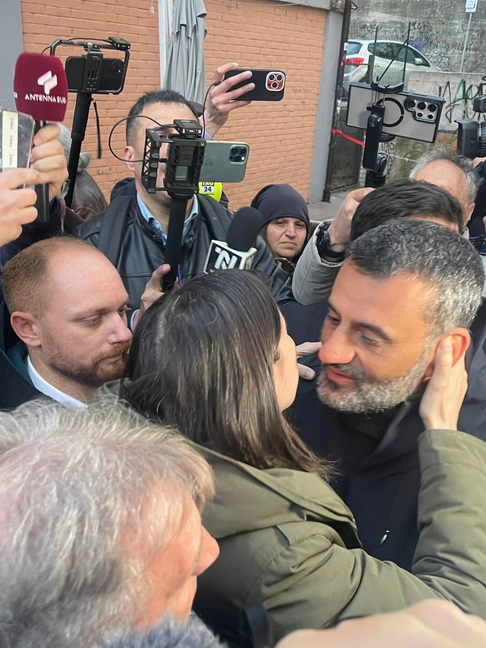 Pd, sospetti su Antonio Decaro: lui l'uomo per far fuori Elly Schlein?
