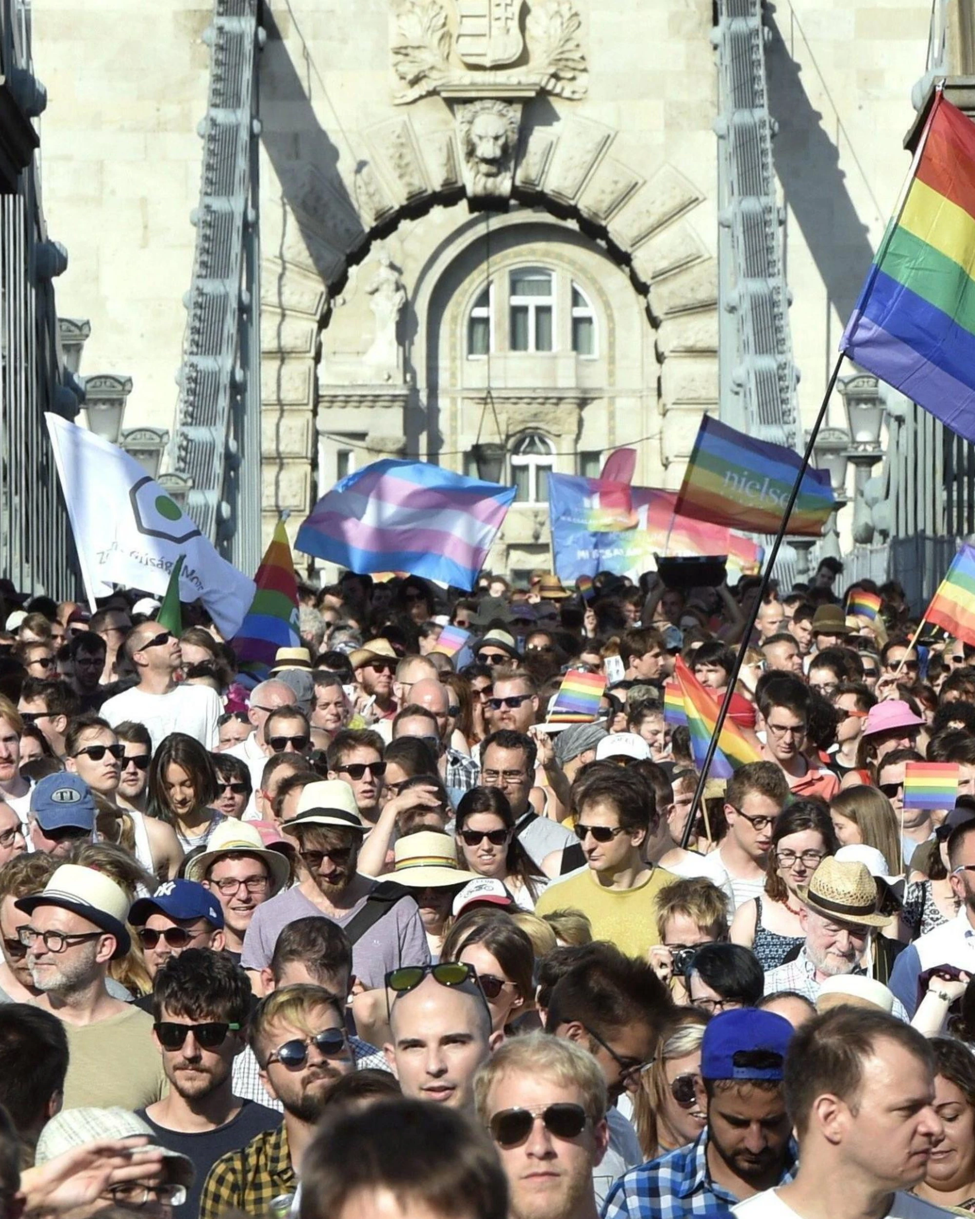 Budapest, estrema destra sullo stesso percorso del Gay Pride: corteo di fuoco