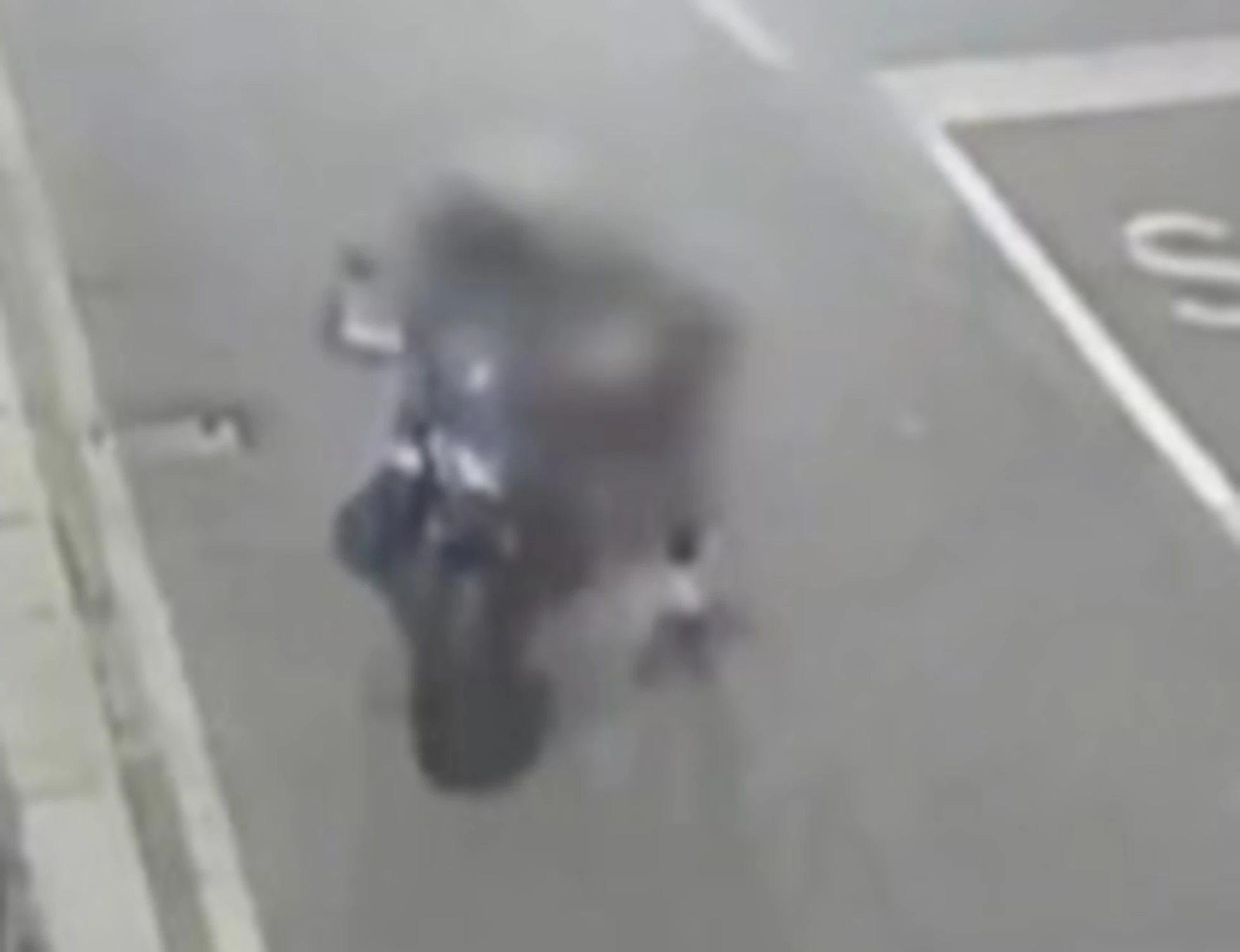 Milano, i "Bonnie e Clyde" dei furti di moto: così la coppietta colpiva in strada
