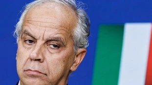 Immigrazione, le "balle a grappolo" dei compagni sulle nuove norme