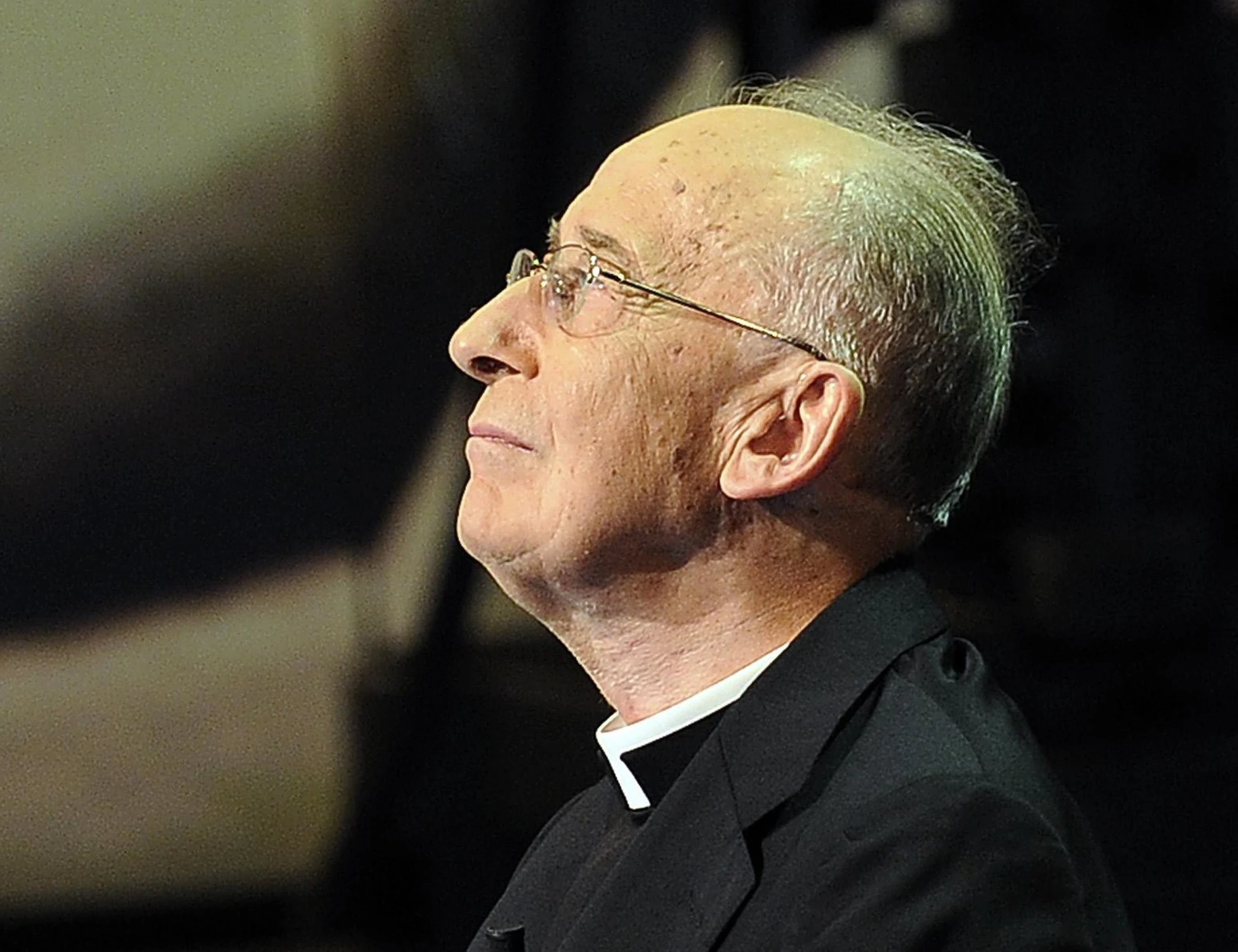 Da Berlusconi alla Meloni: è l'azzurro il colore politico del cardinal Ruini