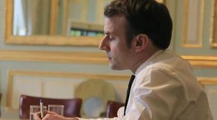 Emmanuel Macron, mossa kamikaze: tutti in casa, ma oggi si vota. "Portatevi le penne da casa"